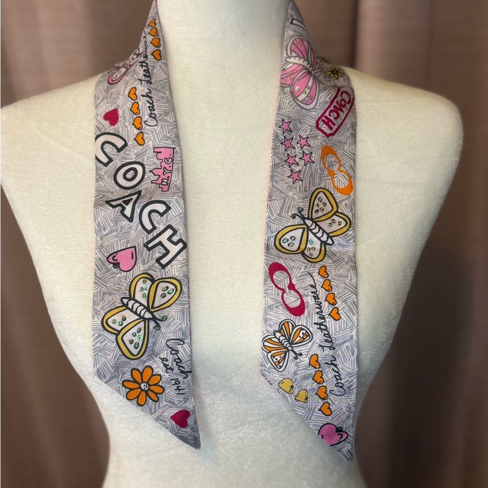 Coach Skinny Silk Twilly Scarf – Reversible Graphic Print / Pink Pattern